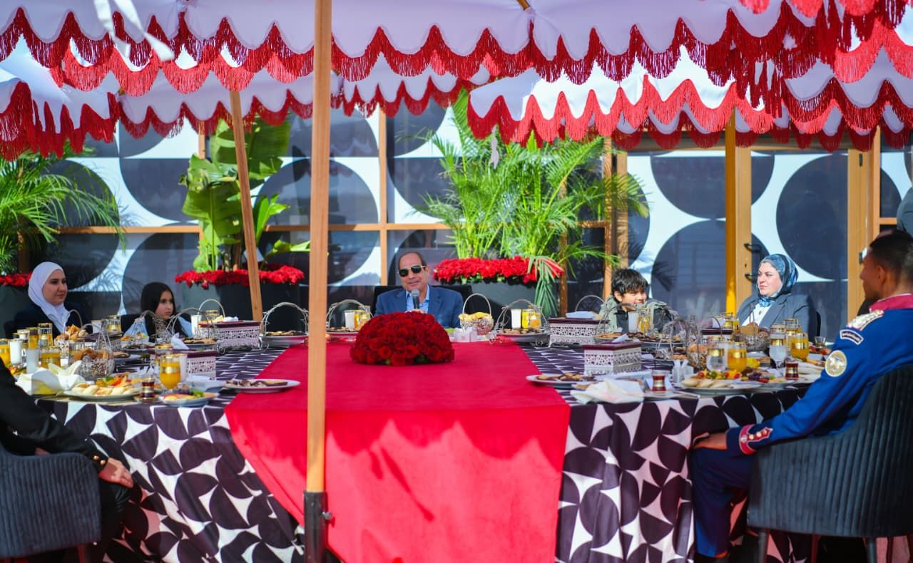 الرئيس السيسي يشارك أطفال شهداء الوطن فرحتهم بعيد الفطر المبارك "صور"