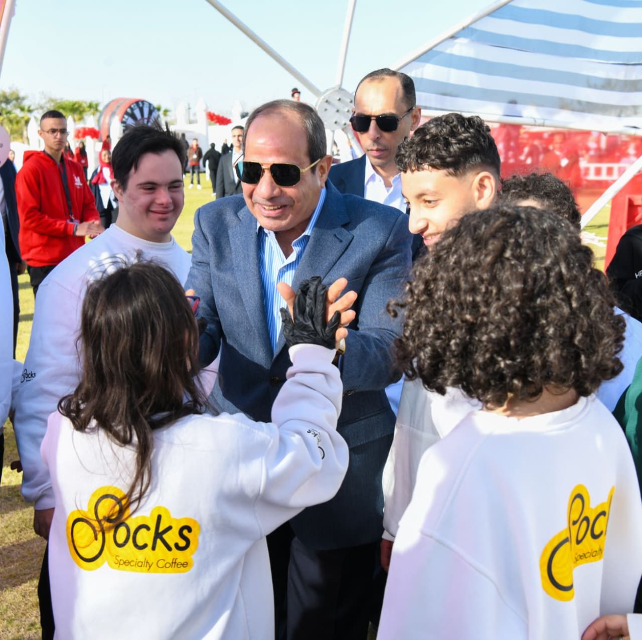 الرئيس السيسي يشارك أطفال شهداء الوطن فرحتهم بعيد الفطر المبارك "صور"