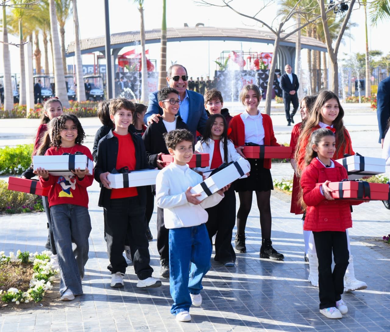 الرئيس السيسي يشارك أطفال شهداء الوطن فرحتهم بعيد الفطر المبارك "صور"