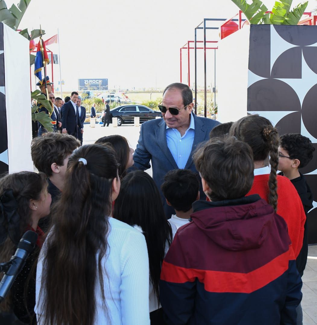 الرئيس السيسي يشارك أطفال شهداء الوطن فرحتهم بعيد الفطر المبارك "صور"