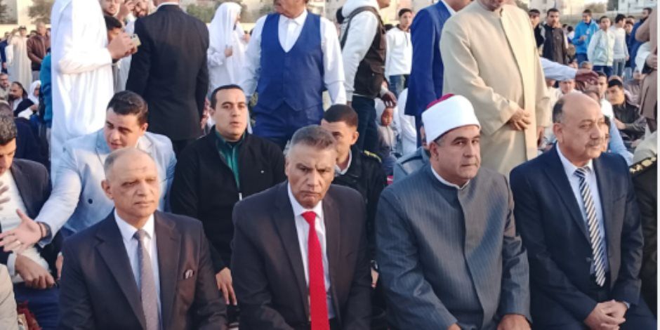 محافظ جنوب سيناء يتوجه لصلاة عيد الفطر بساحة الاستاد الرياضى بطور سيناء