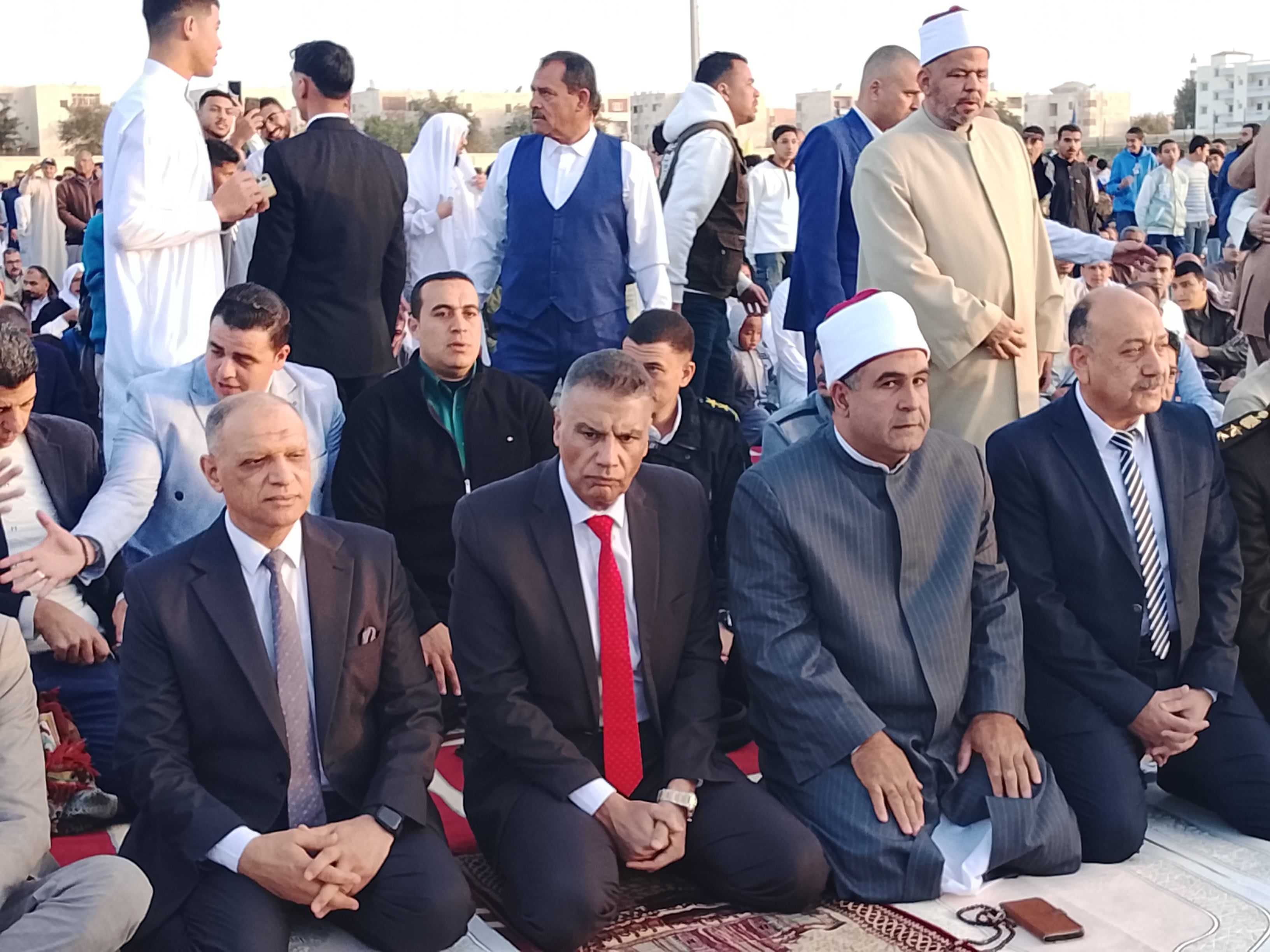 محافظ جنوب سيناء يتوجه لصلاة عيد الفطر بساحة الاستاد الرياضى بطور سيناء