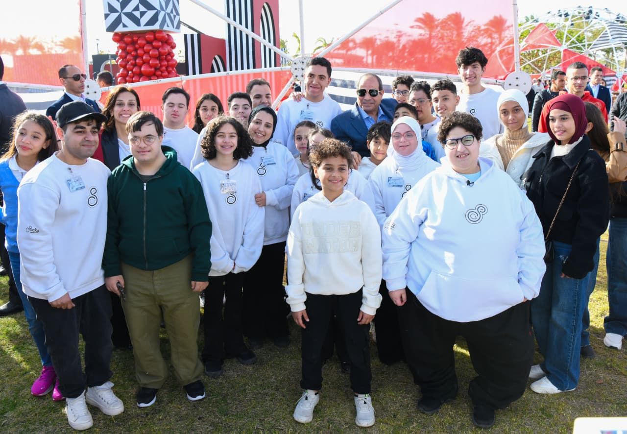 الرئيس السيسي يشارك أطفال شهداء الوطن فرحتهم بعيد الفطر المبارك "صور"