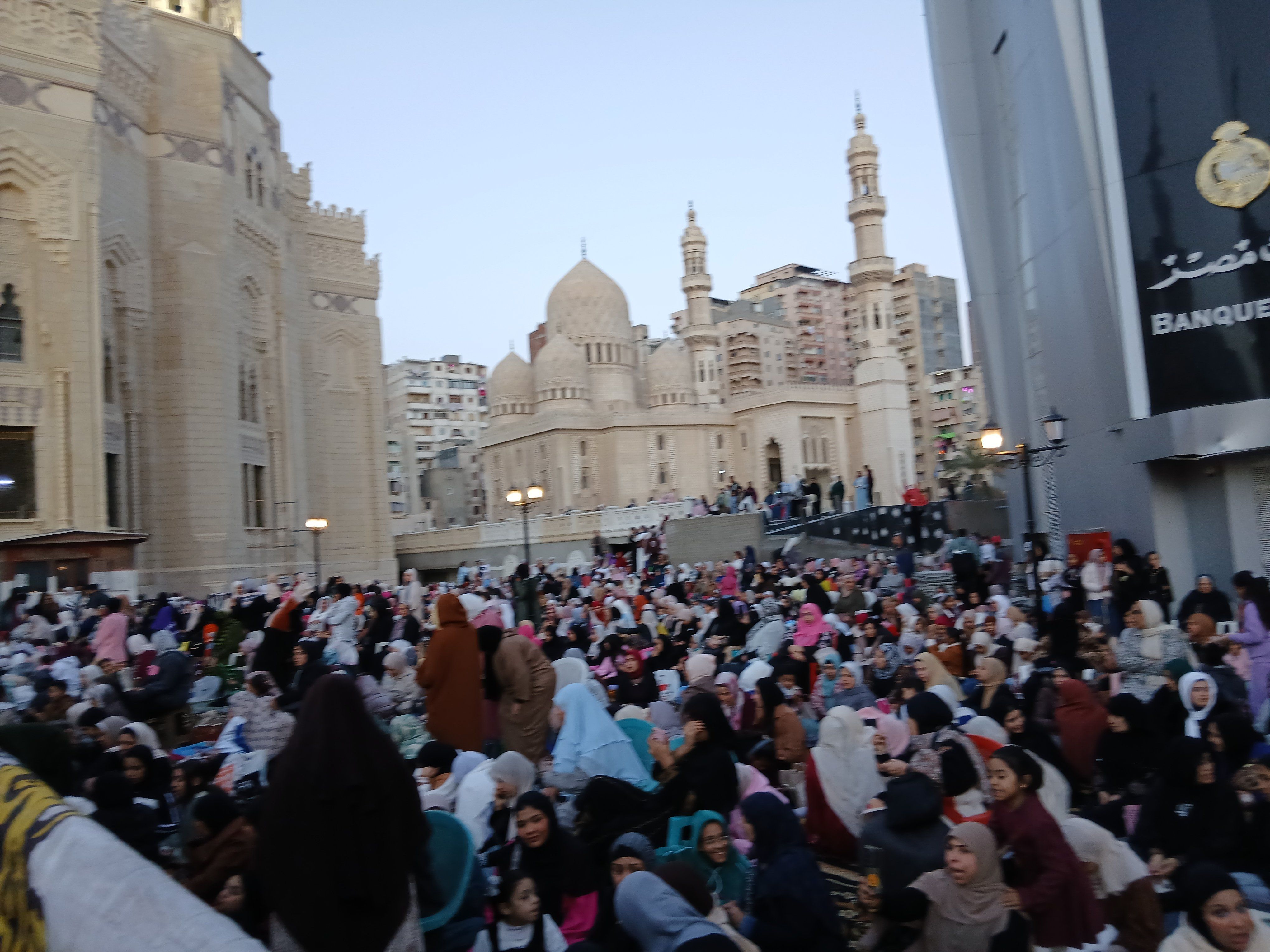تكبيرات العيد من مسجد المرسي أبو العباس بالإسكندرية للمشاركة في أداء صلاة عيد الفطر