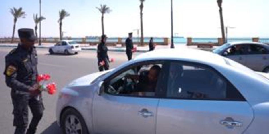 رجال الشرطة يشاركون المواطنين بتوزيع الورود للاحتفال بعيد الفطر.. بالفيديو