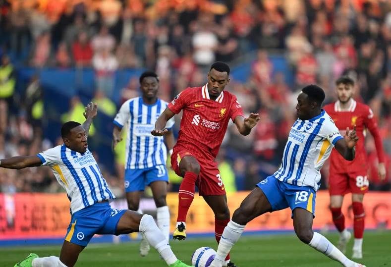 الريدز أمام النوارس..من يحسم القمة في مباراة ليفربول...