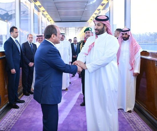 جولة أخوية تأكيدًا لدعم الأشقاء.. فيديو زيارة الرئيس السيسى للبحرين والسعودية