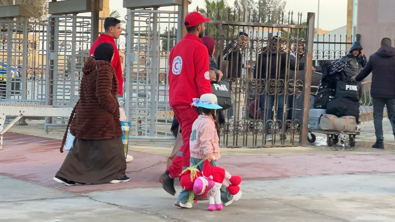 اليوم .. استقبال دفعة جديدة من المصابين الفلسطينيين وإطلاق قافلة زاد العزة إلى غزة