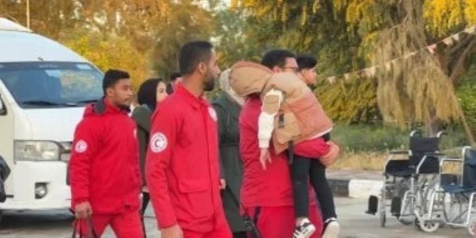 اليوم .. استقبال دفعة جديدة من المصابين الفلسطينيين وإطلاق قافلة زاد العزة إلى غزة