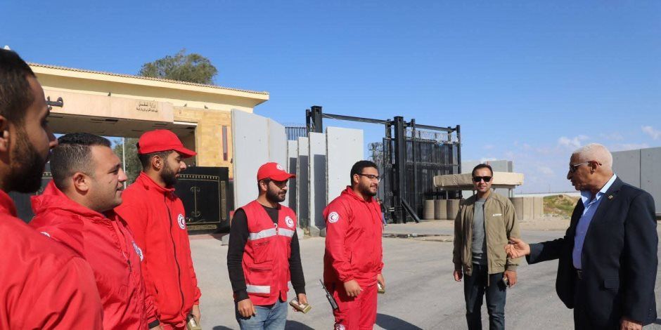 محافظ شمال سيناء يتفقد معبر رفح البري لمتابعة إدخال المساعدات واستقبال الجرحى من قطاع غزة (صور)