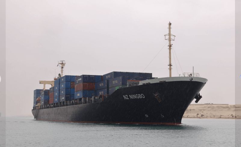 قناة السويس تشهد عبور 39 سفينة بحمولات 1.6 مليون طن