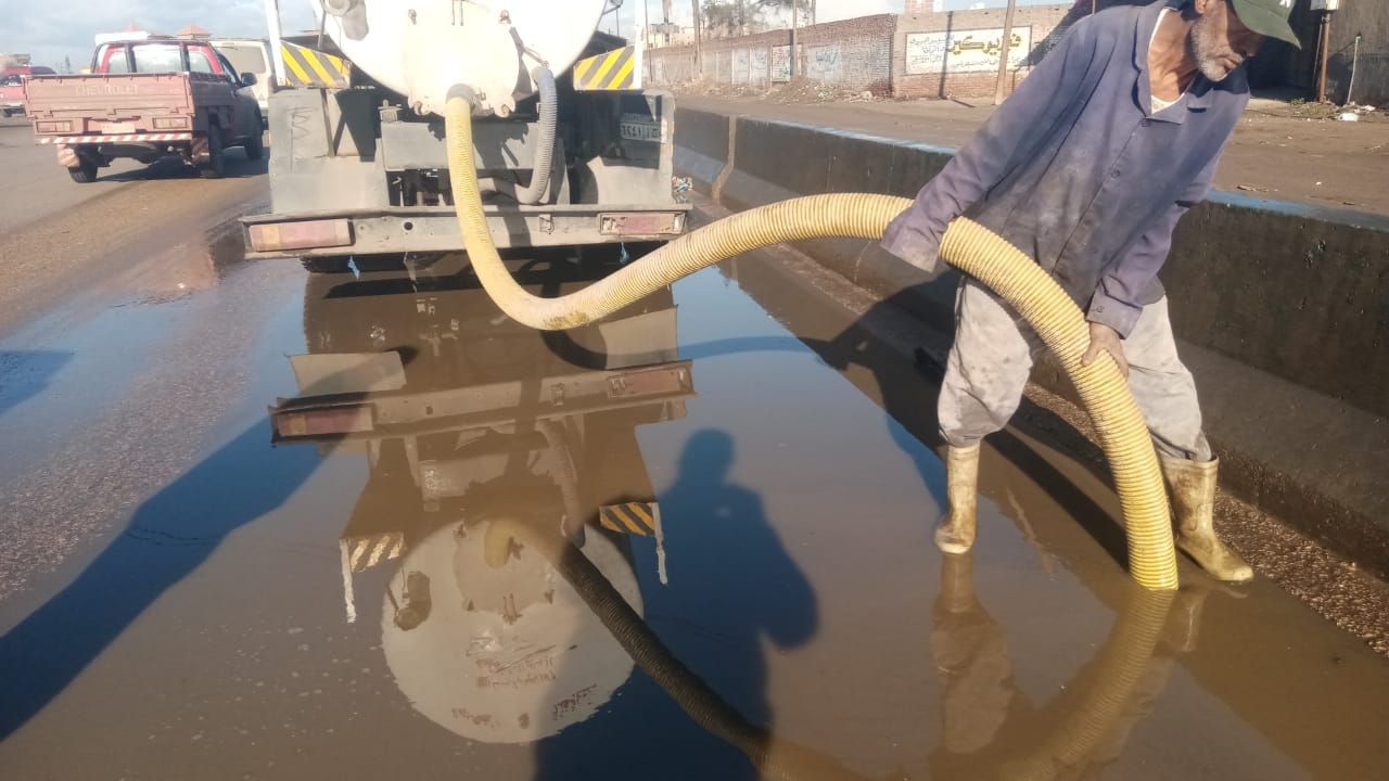 البحيرة ترفع حالة الطوارئ وتدفع بـ1500 معدة لشفط...