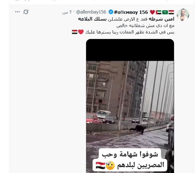 "تسلم الأيادي".. لقطة إنسانية لأمين شرطة يُسلك "بلاعة" لتصريف مياه الأمطار تتصدر التريند (فيديو)