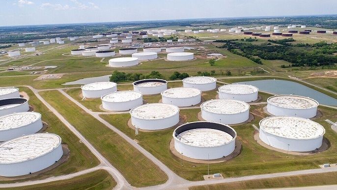 الولايات المتحدة ترفع مخزونات النفط بشكل حاد وتراجع في البنزين