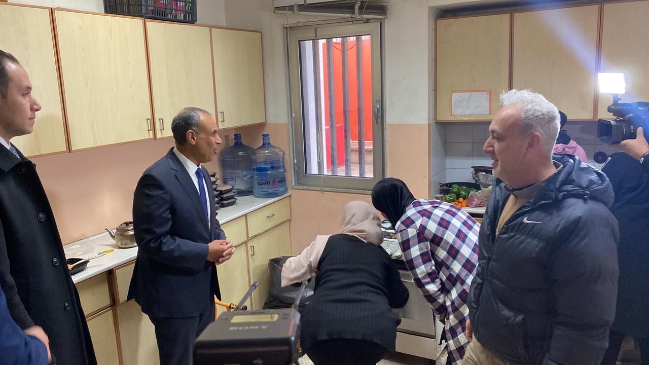 وزير الخارجية يزور مركز "روضة عمر الأنسي" لإيواء النازحين فى بيروت وينقل رسالة دعم مصرية