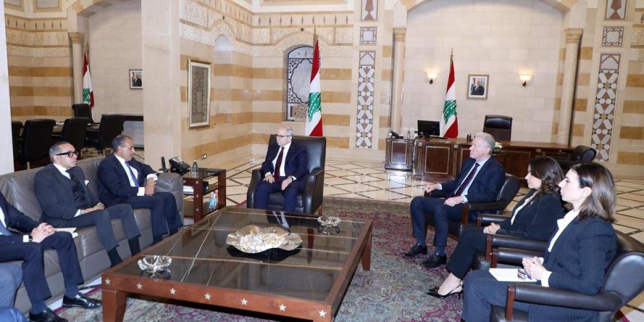 وزير الخارجية يجري مباحثات مع رئيس مجلس الوزراء اللبناني في بيروت وينقل رسالة دعم من الرئيس السيسى