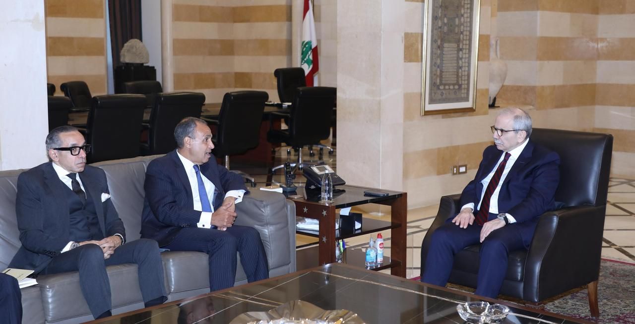 وزير الخارجية يجري مباحثات مع رئيس مجلس الوزراء اللبناني في بيروت وينقل رسالة دعم من الرئيس السيسى