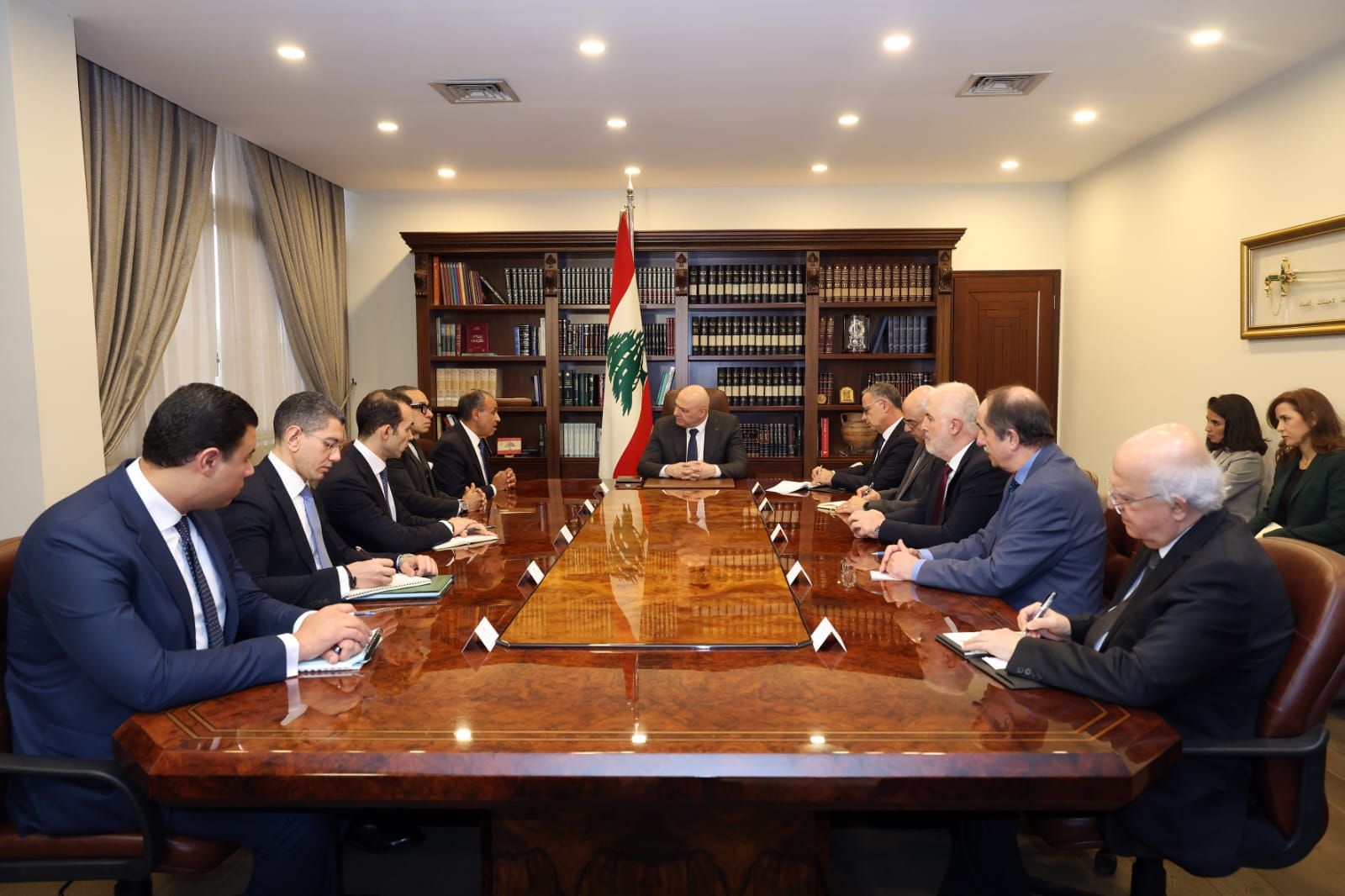 وزير الخارجية يلتقي رئيس الجمهورية اللبنانية في بيروت وينقل رسالة دعم من القيادة والشعب المصرى