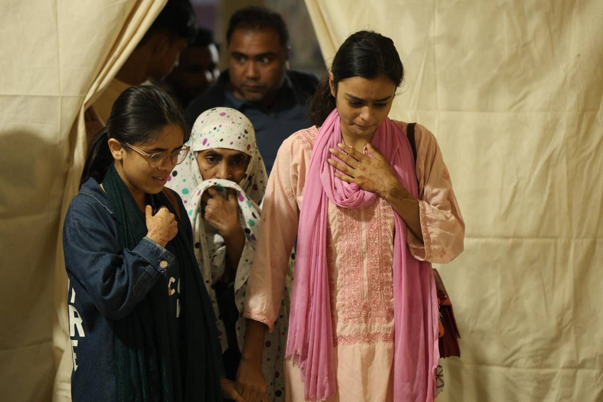 لا يزال عدد من الأشخاص في عداد المفقودين في حين تتواصل عمليات البحث والإنقاذ عن الحافلة المتجهة إلى دكا بعد سقوطها في النهر (إ.ب.أ)