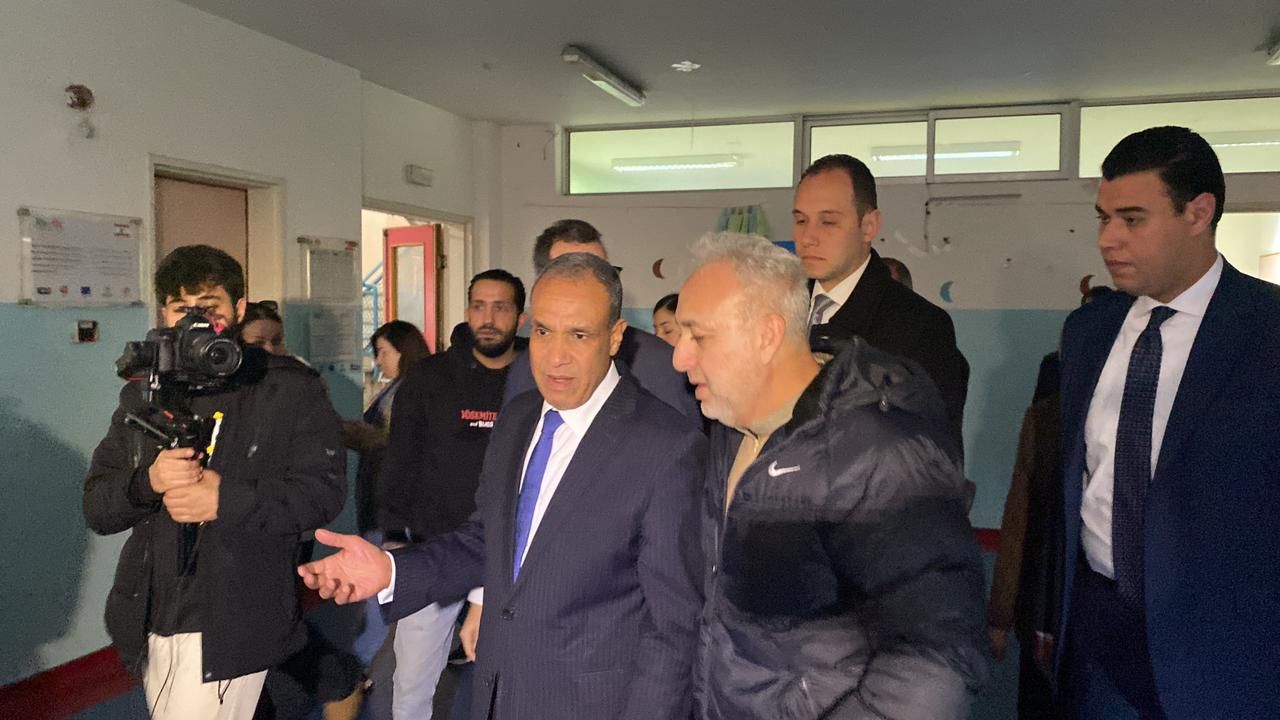 وزير الخارجية يزور مركز "روضة عمر الأنسي" لإيواء النازحين فى بيروت وينقل رسالة دعم مصرية