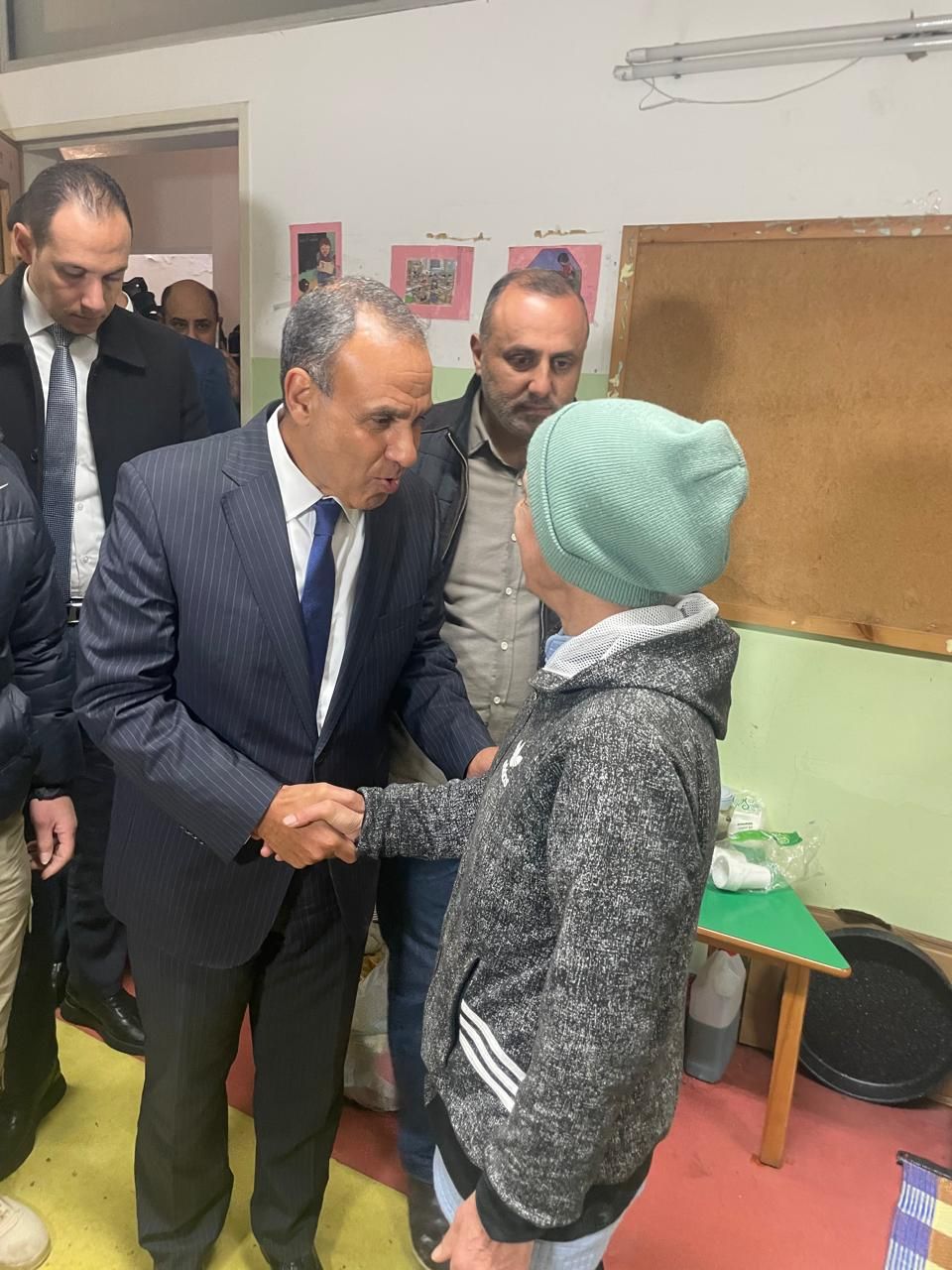 وزير الخارجية يزور مركز "روضة عمر الأنسي" لإيواء النازحين فى بيروت وينقل رسالة دعم مصرية