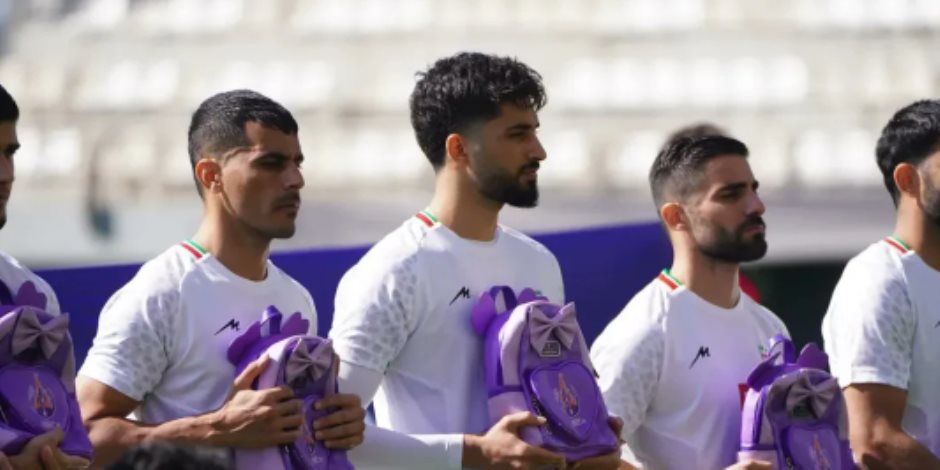 تخليدًا لشهداء مدرسة ميناب.. لاعبو إيران يدخلون مواجهة نيجيريا بحقائب مدرسية