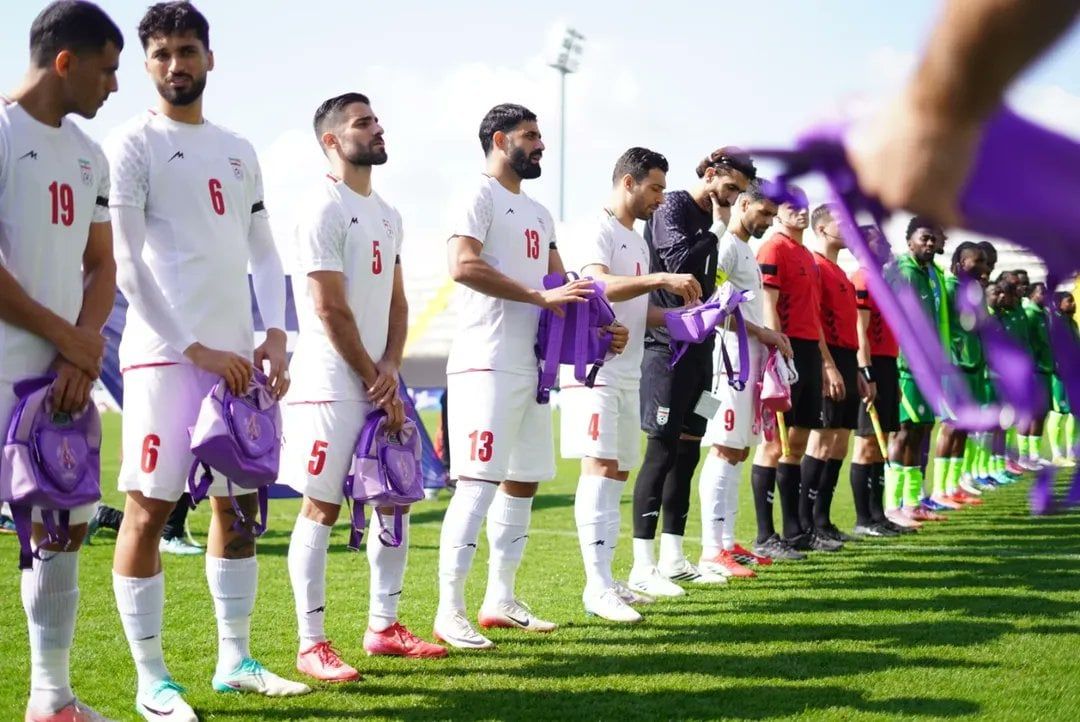 تخليدًا لشهداء مدرسة ميناب.. لاعبو إيران يدخلون مواجهة نيجيريا بحقائب مدرسية