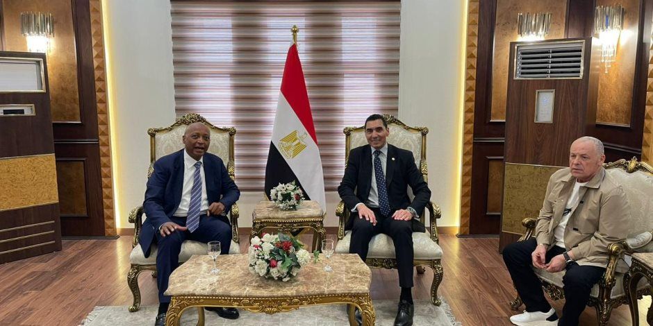 رئيس الكاف ينقل رسالة اعتزاز وتقدير رئيس جنوب أفريقيا للرئيس السيسي