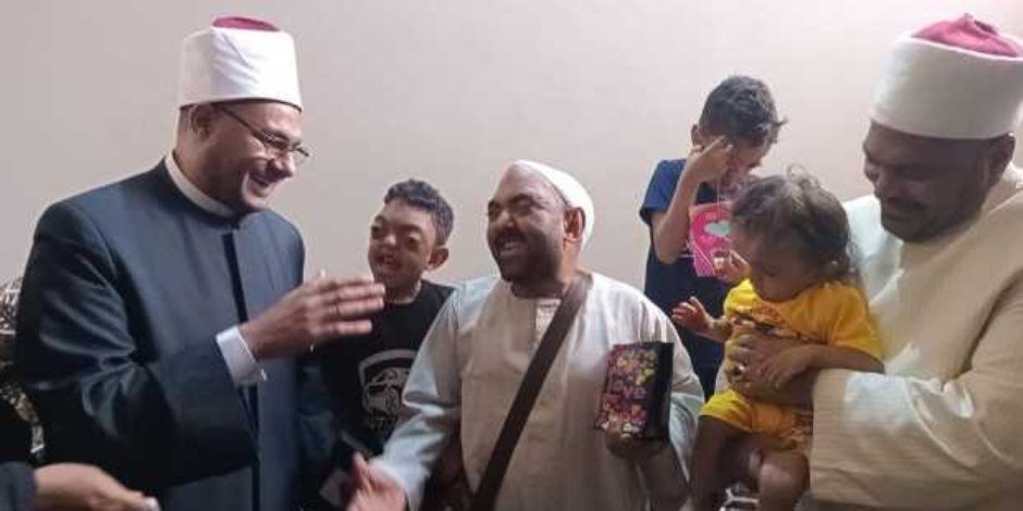 وزير الأوقاف يوجه بتكريم أحد المواطنين بمحافظة أسوان.. ويؤكد: كرامة الإنسان أولوية