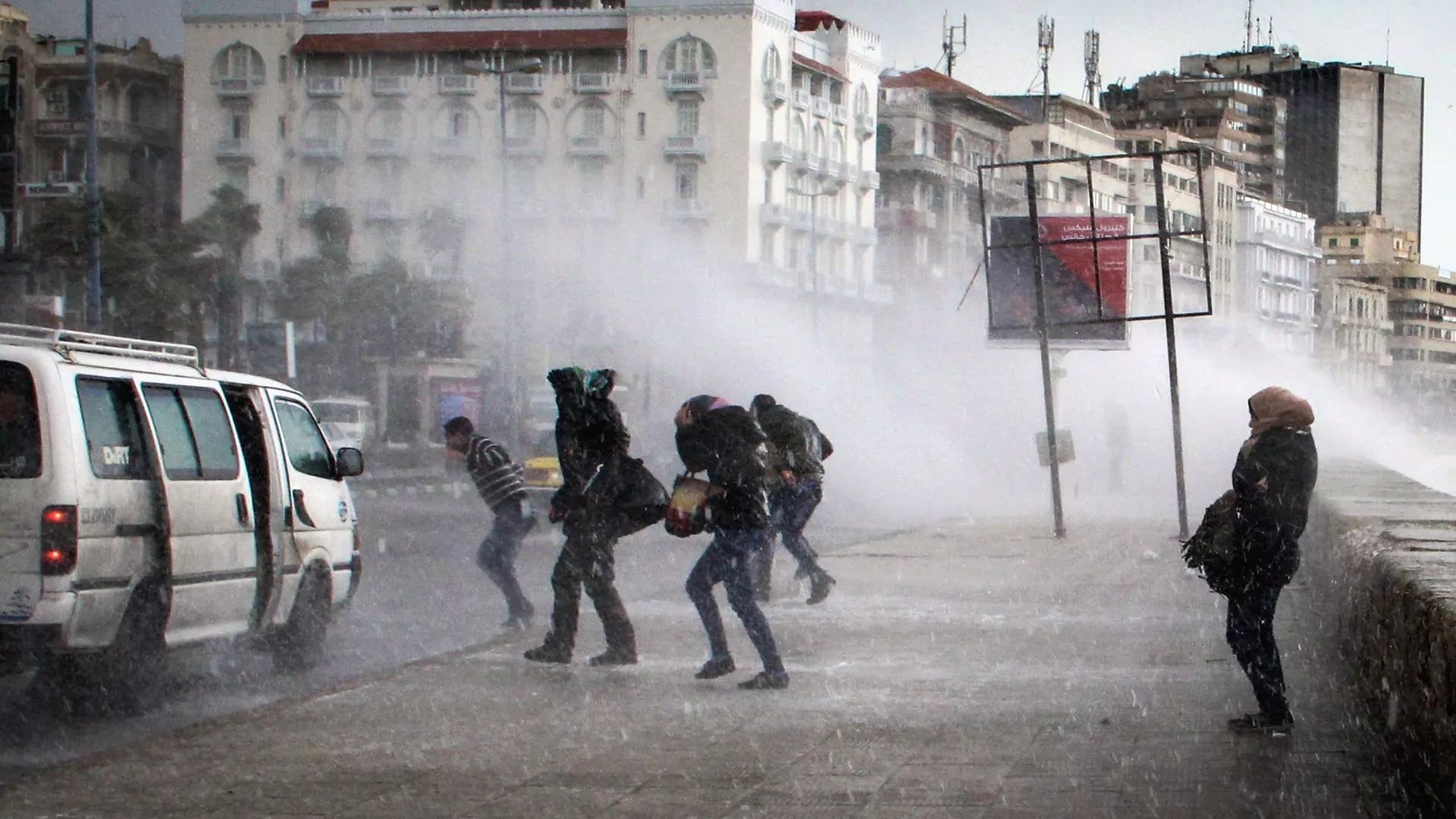 موجة طقس سيء تضرب مصر غدًا الثلاثاء.. الأرصاد...