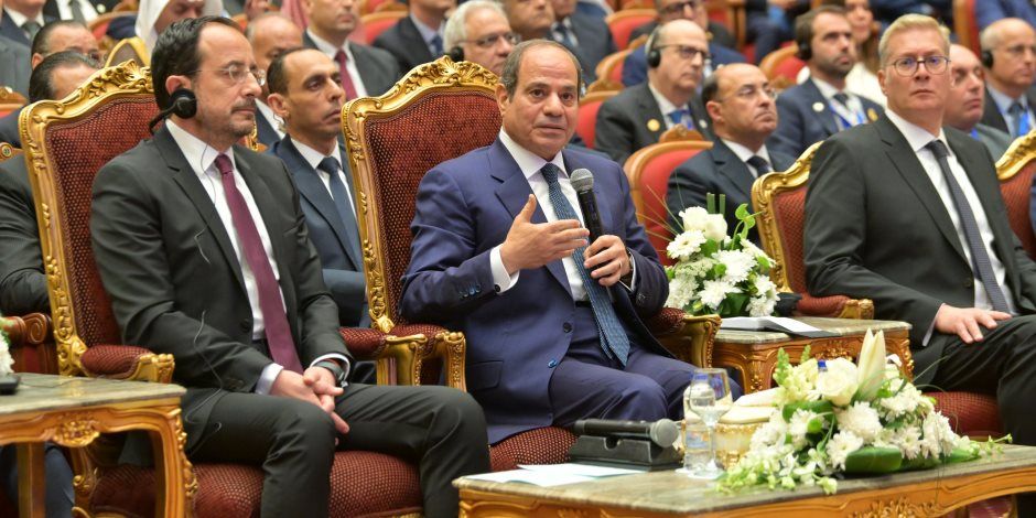 الرئيس السيسى يشاهد فيلما تسجيليا عن رؤية رؤساء شركات بترول للتعاون مع مصر
