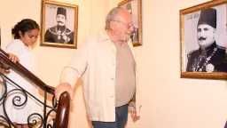 لحظات نادرة: الملك أحمد فؤاد الثاني في منزل...