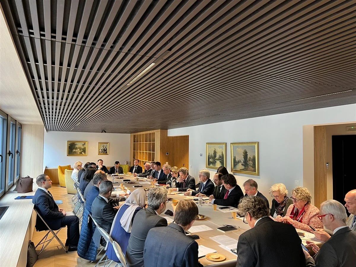 سفير مصر ببروكسل يعقد اجتماعًا موسعًا لبحث دعم...