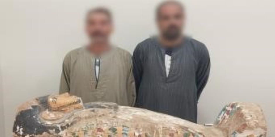 ضبط تابوت أثري بحوزة شخصين بسوهاج بقصد الإتجار