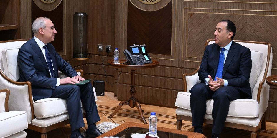 رئيس الوزراء يلتقي السفير علاء يوسف رئيس الهيئة العامة للاستعلامات