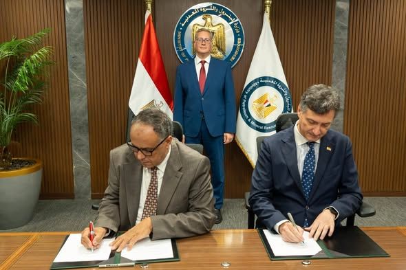 وزير البترول يشهد توقيع مذكرة نوايا مع إيني الإيطالية لتجديد الالتزام شمال بورسعيد