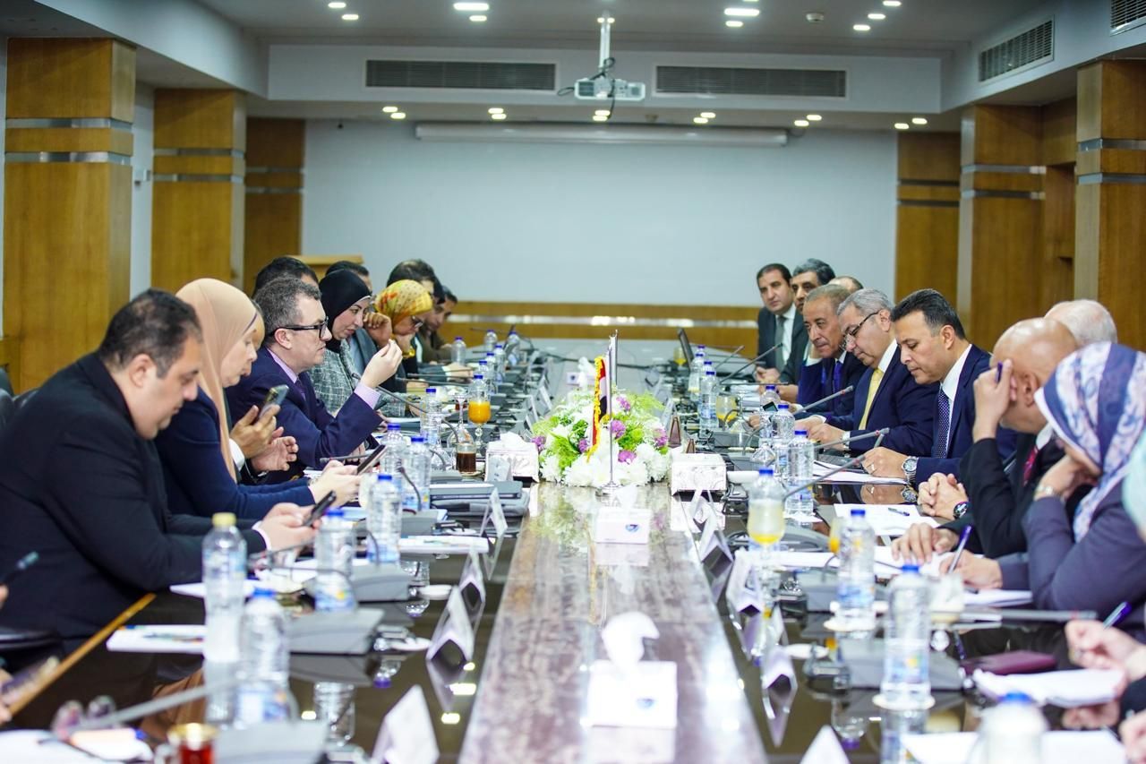 وزير التخطيط يبحث مع رئيس «الإحصاء» الاستراتيجية المستقبلية للجهاز والاستعدادات لتعداد السكان 2027