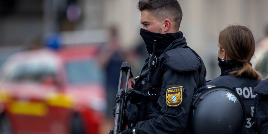 إصابة 12 شخصا إثر إشعال عبوات ناسفة داخل قطار بألمانيا واعتقال المشتبه به