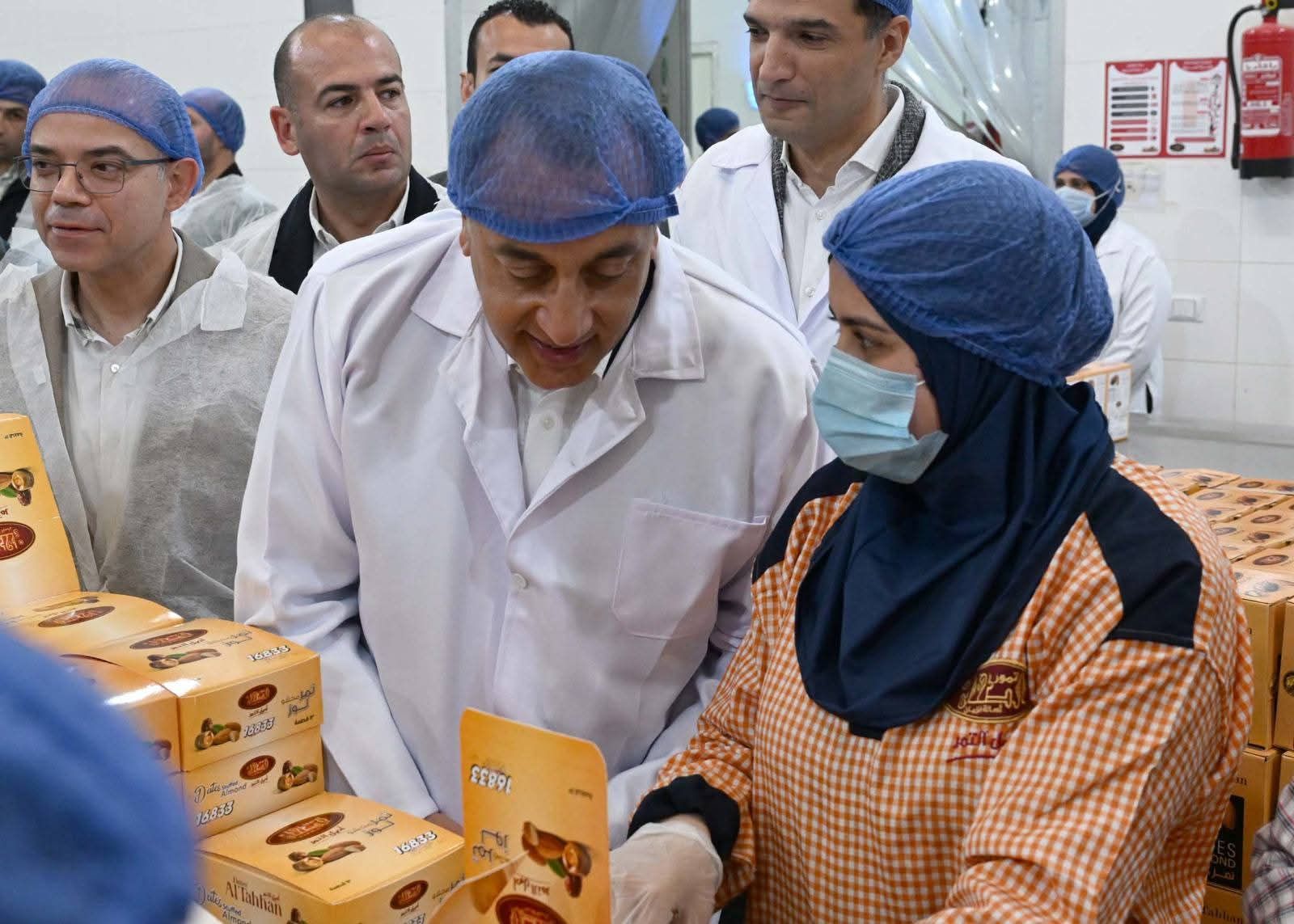 تنتج 1160 طنا سنويا.. رئيس الوزراء يتفقد شركة الطحان لتصنيع وتعبئة التمور ببنها