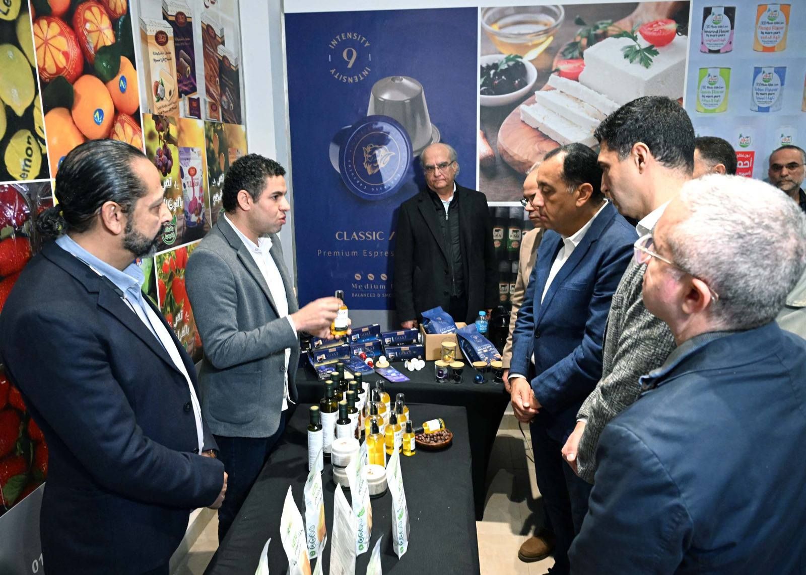 رئيس الوزراء يتفقد معرض منتجات الشركات الصناعية في المنطقة الاستثمارية ببنها