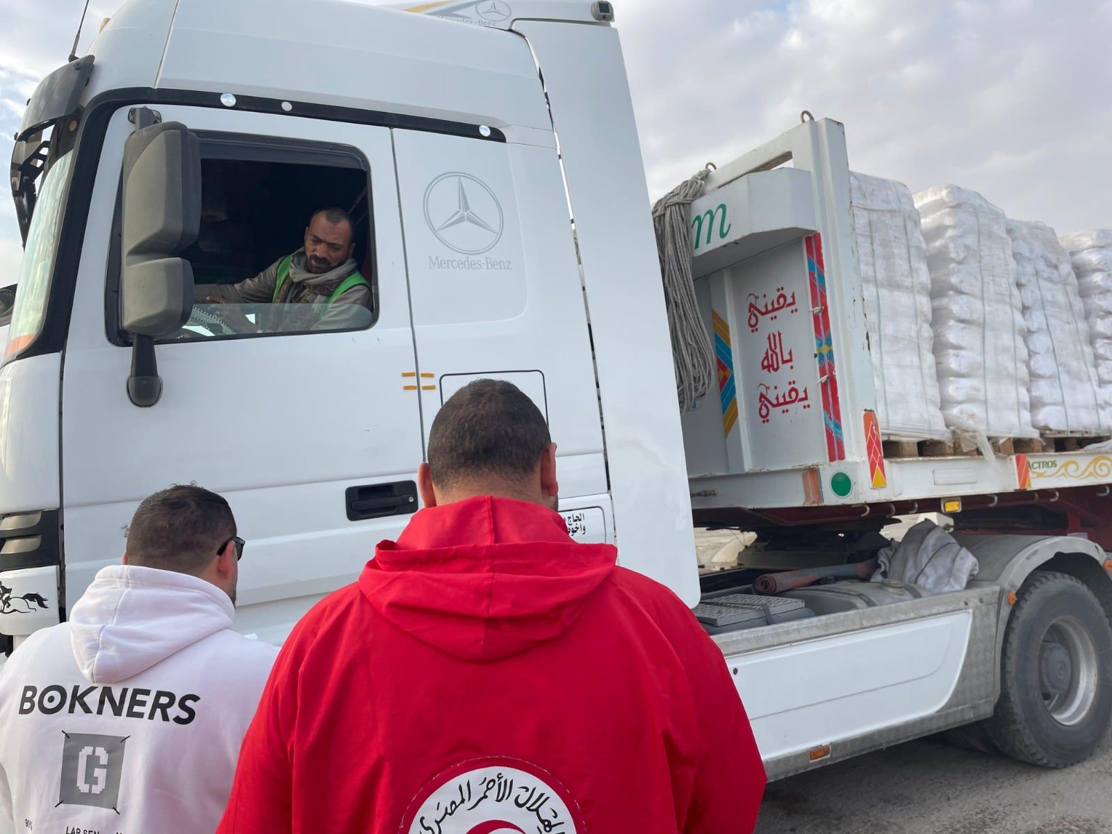 مصر تمد غزة بـ44 ألف سلة غذائية و177 ألف قطعة ملابس شتوية