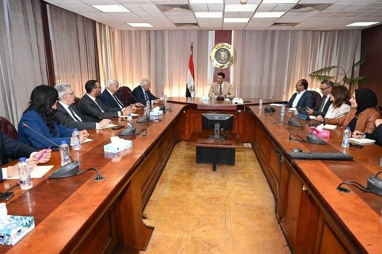 وزير الصناعة يدعو الشركات الأمريكية للمشاركة في تنفيذ محطات الطاقة المتجددة