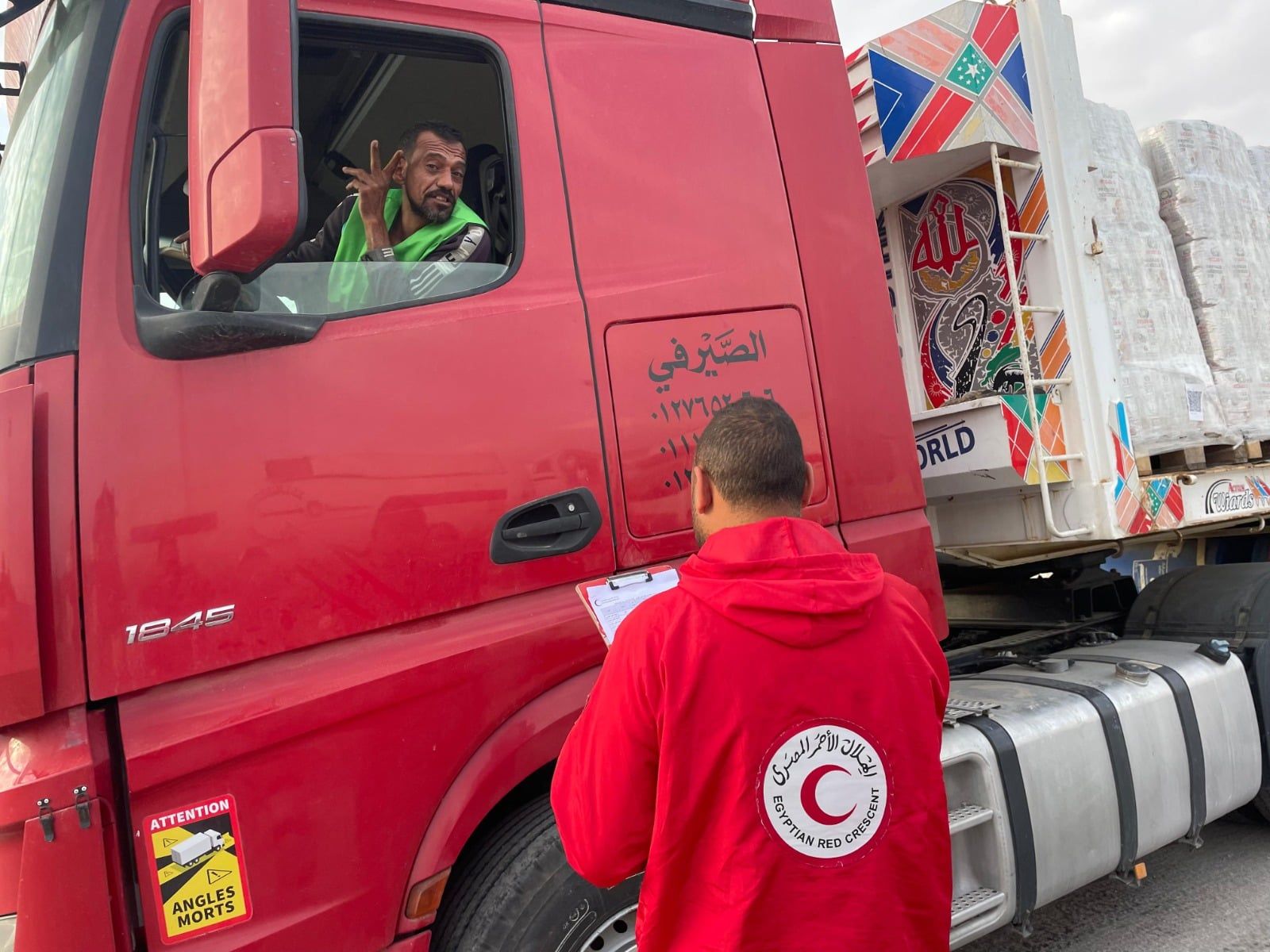 مصر تمد غزة بـ44 ألف سلة غذائية و177 ألف قطعة ملابس شتوية