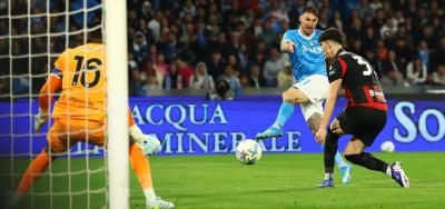 نابولي يحرم ميلان من الوصافة