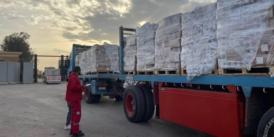 مصر تمد غزة بـ44 ألف سلة غذائية و177 ألف قطعة ملابس شتوية