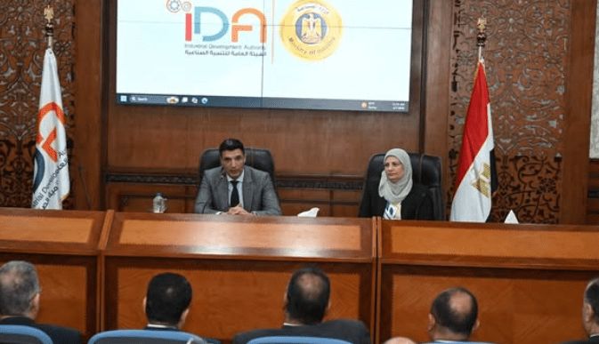 وزير الصناعة: ضرورة الالتزام الكامل بالضوابط المنظمة لملفات الأراضي والتراخيص