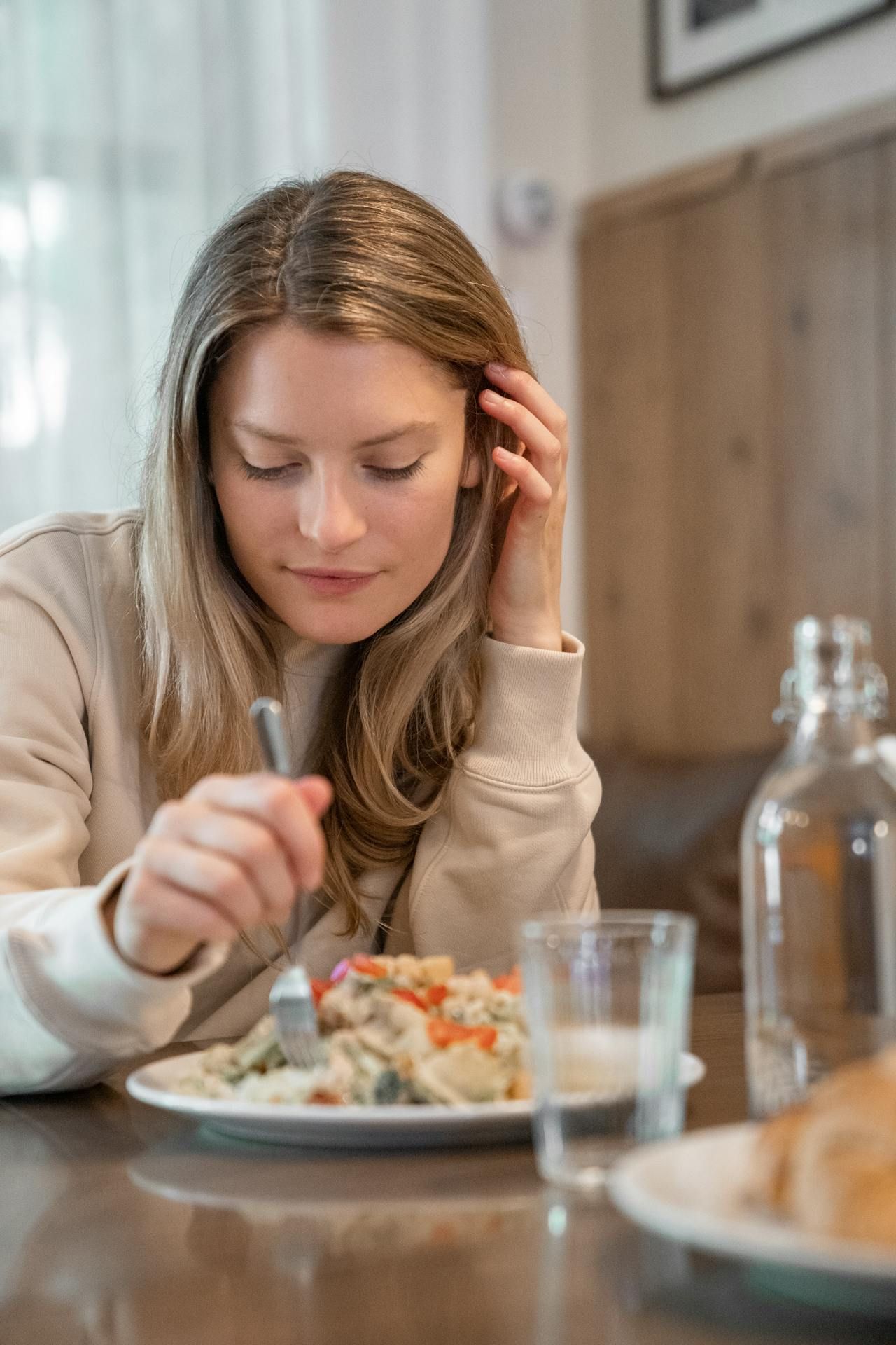 كيف تستمعين لإشارات الجوع والشبع الحقيقية.. للتحرر من الأكل الحدسي والحميات القاسية؟