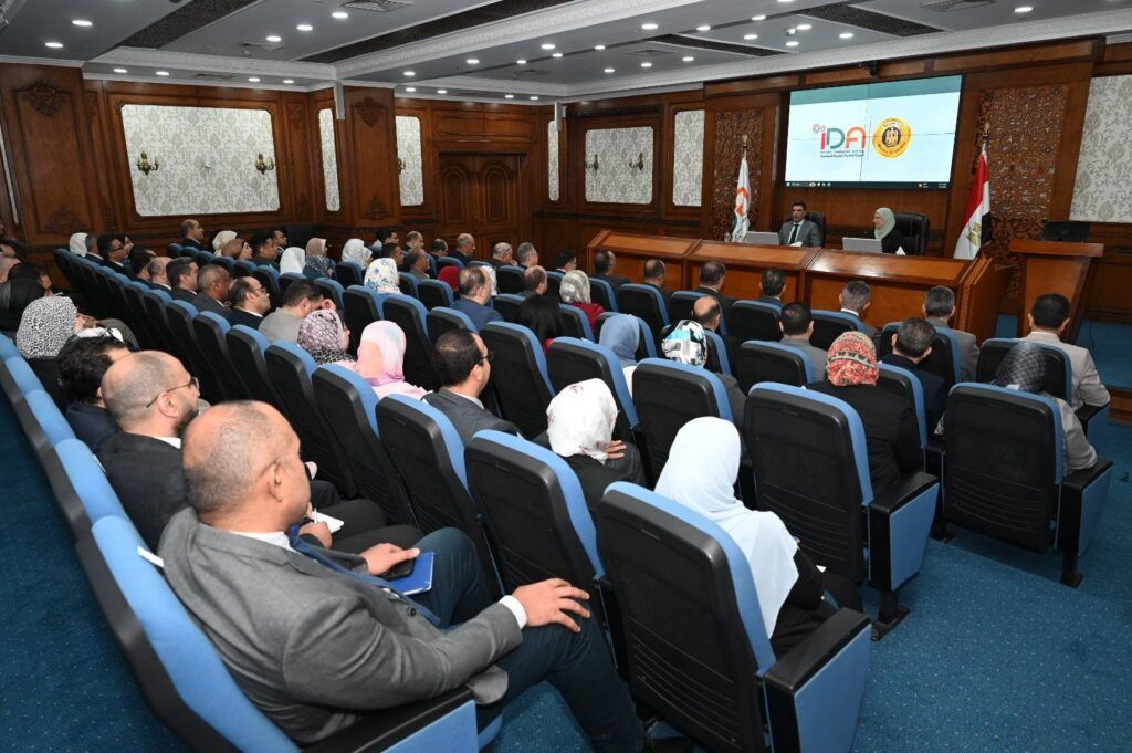 وزير الصناعة: ضرورة الالتزام الكامل بالضوابط المنظمة لملفات الأراضي والتراخيص