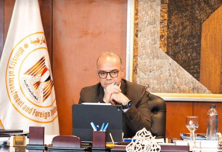 وزير الاستثمار يبحث مع وزير التجارة البريطاني تعزيز التعاون الاقتصادي ودفع الاستثمارات المشتركة