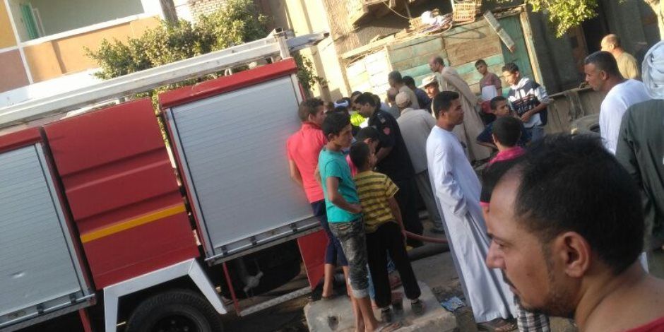 الحماية المدنية تساعد مسنا فى نقله إلى المستشفى ببدر